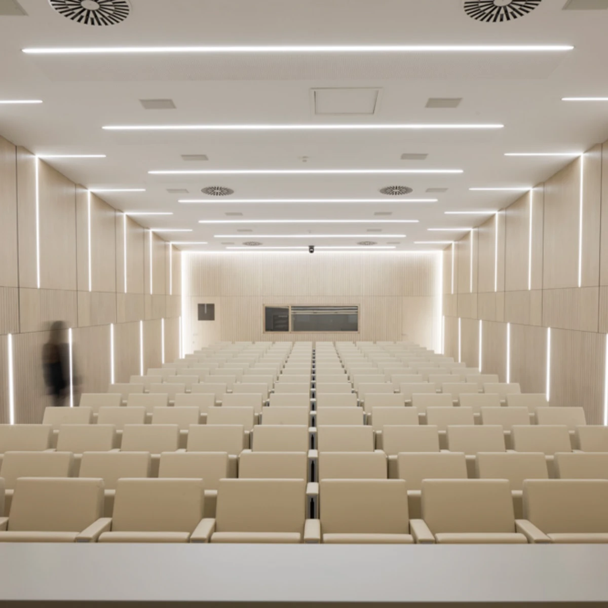 Sala de conferencias con iluminacion RGBW para un cliente.
