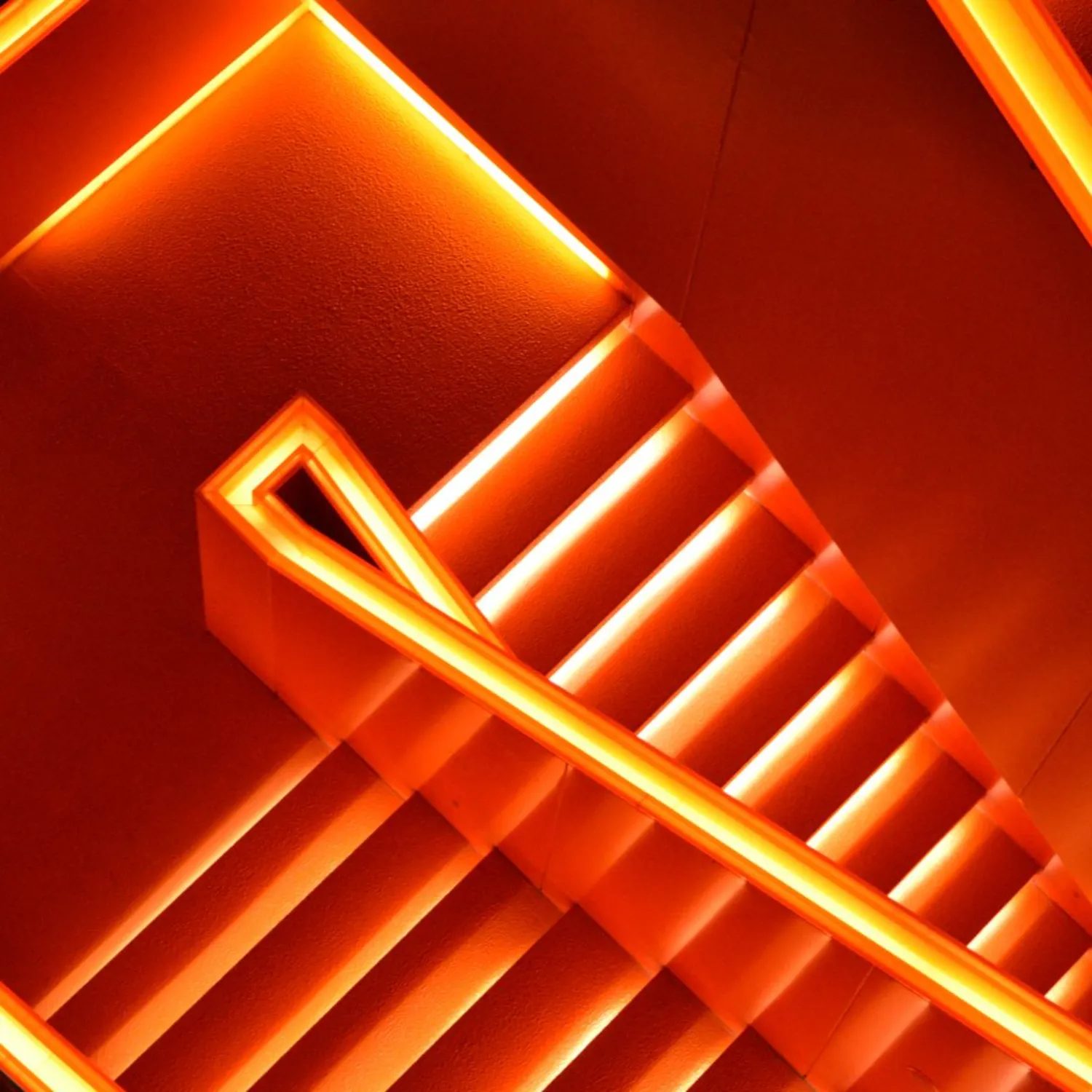 Escaleras naranjas iluminadas con tiras led personalizadas